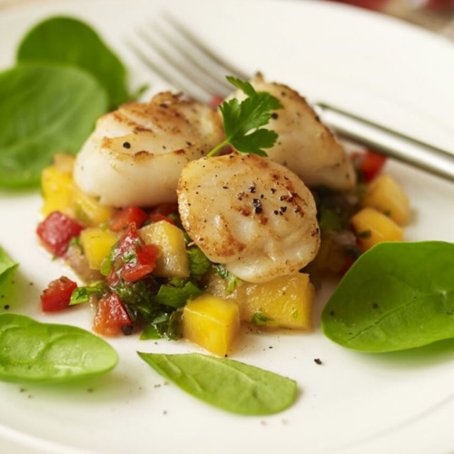Read more about the article Seared Scallops with Mango and Papaya Salsa