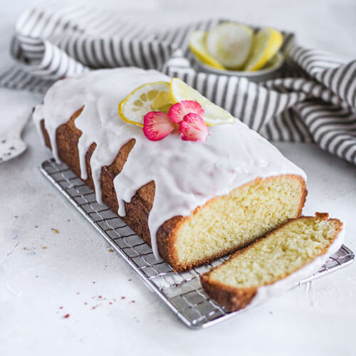 Read more about the article Lemon Drizzle Cake